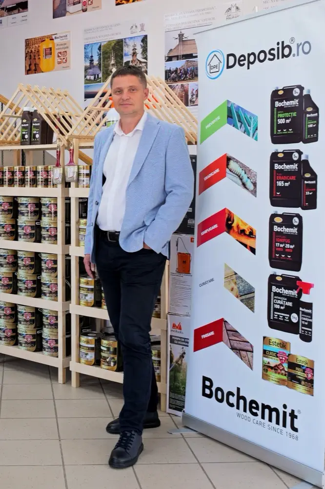 Fondatorul Deposib, Ilie Moga, poza din showroom-ul din Sibiu