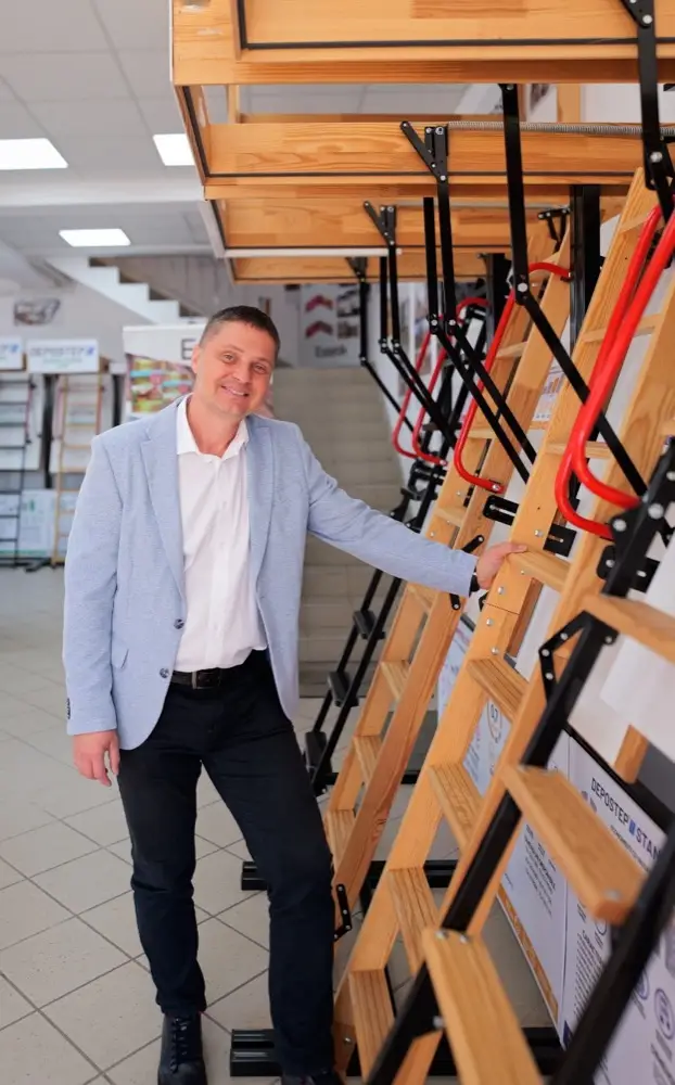Fondatorul Deposib, Ilie Moga, poza langa standul de scari din showroom-ul din Sibiu